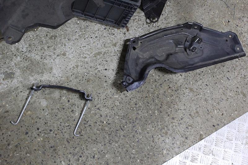 423tsagdg5531a174 - HONDA HR-V 2017 КРІПЛЕННЯ АКУМУЛЯТОРА