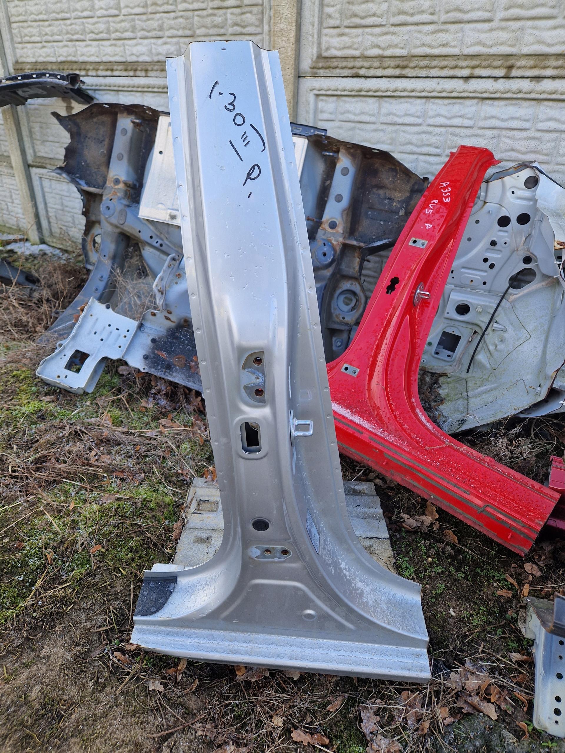 HYUNDAI i30 III HB порогова стійка права Центральна