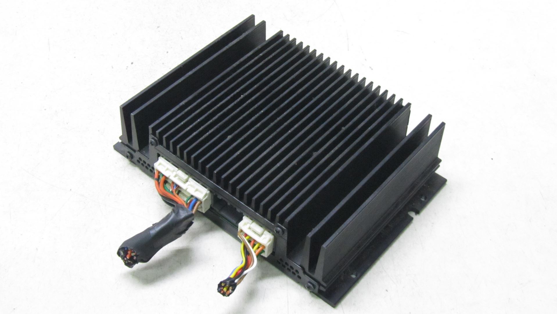 018/180 - HYUNDAI i40 усилитель радио 963703Z101 11-14