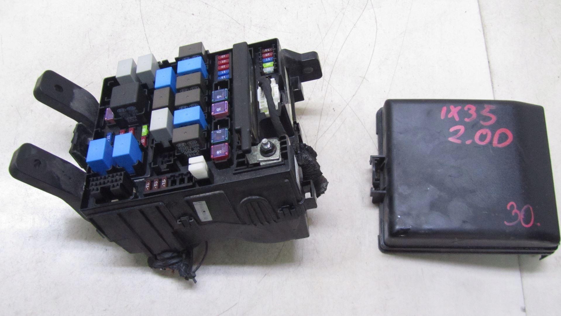 043/030 - HYUNDAI IX35 2.0 БЛОК ПРЕДОХРАНИТЕЛЕЙ 10-16 30