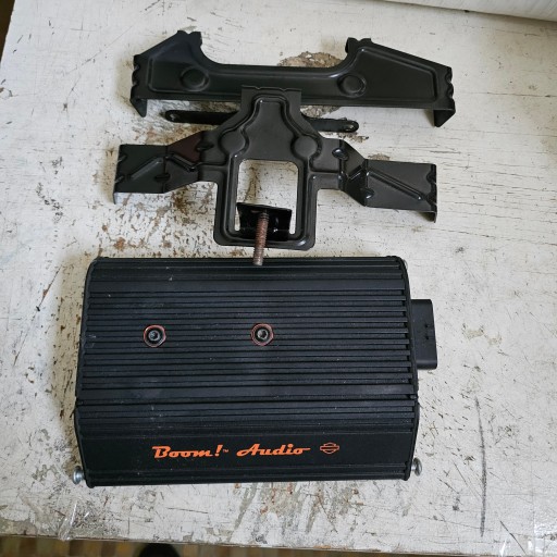 Harley Davidson Boom Audio Amplifier 76000277B, Підсилювач.