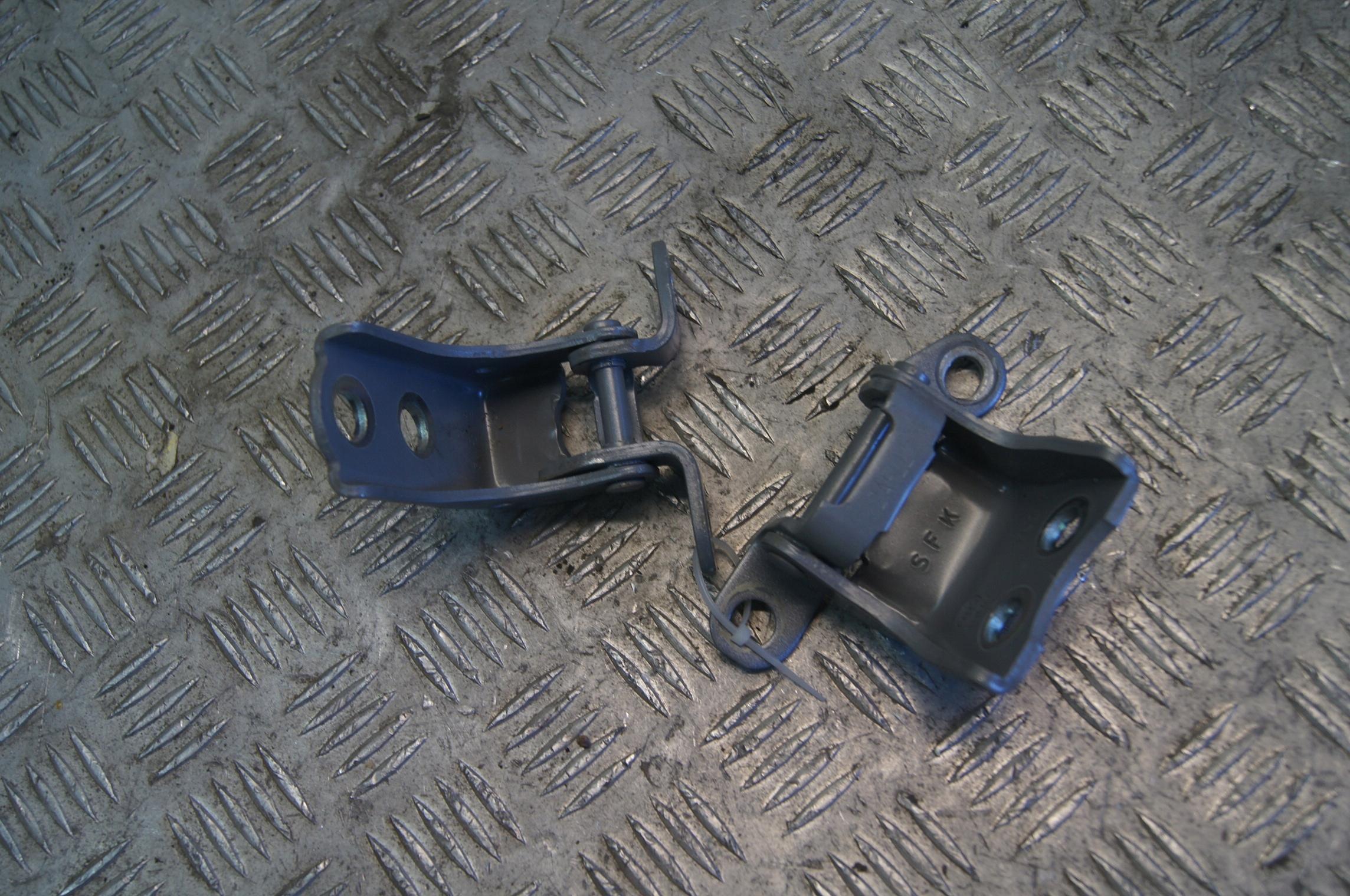 Honda CRV V дверные петли левый передний +2019