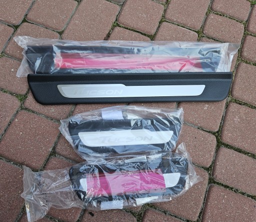 Hyundai Tucson III 15 — Хромированная декоративная накладка на порог салона