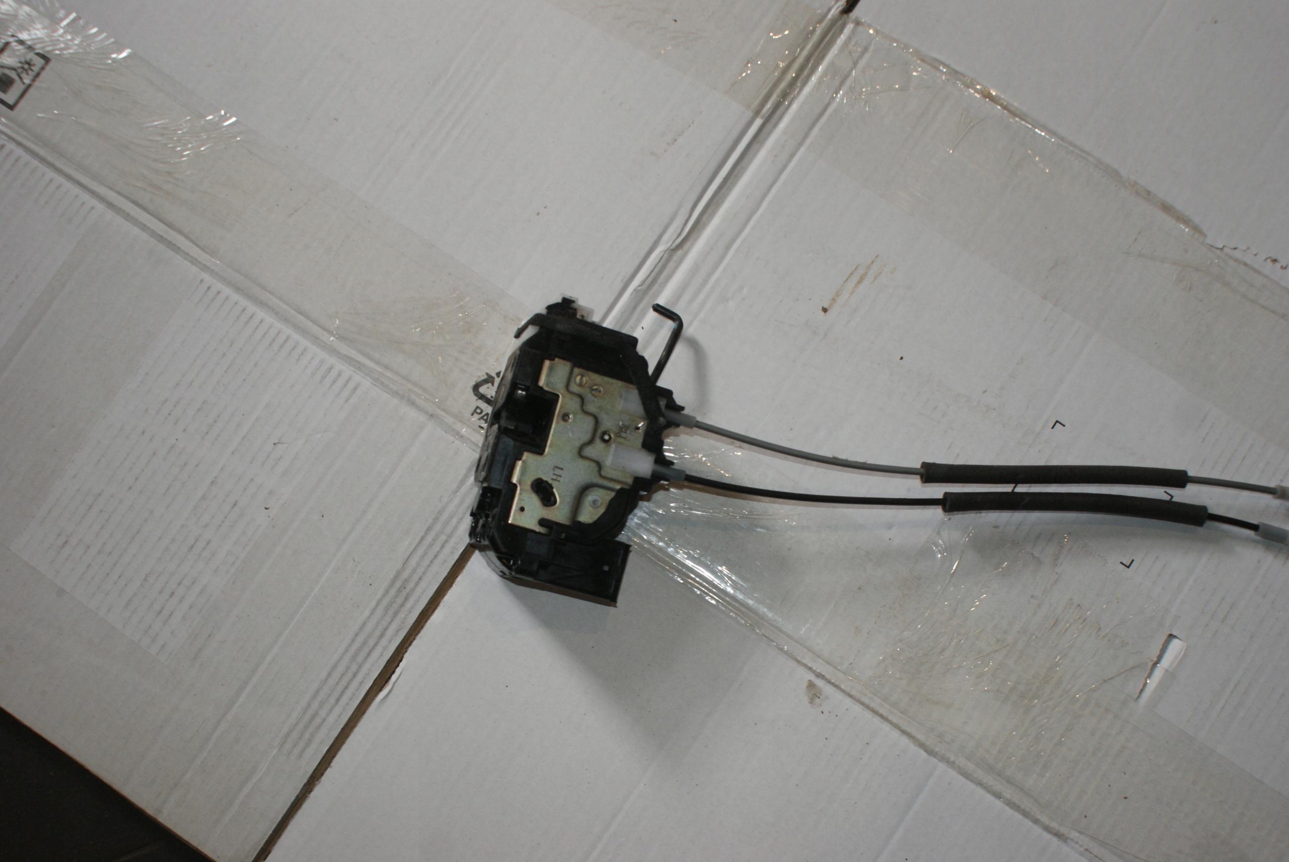 Hyundai i20 замок передний левый 4 Pin