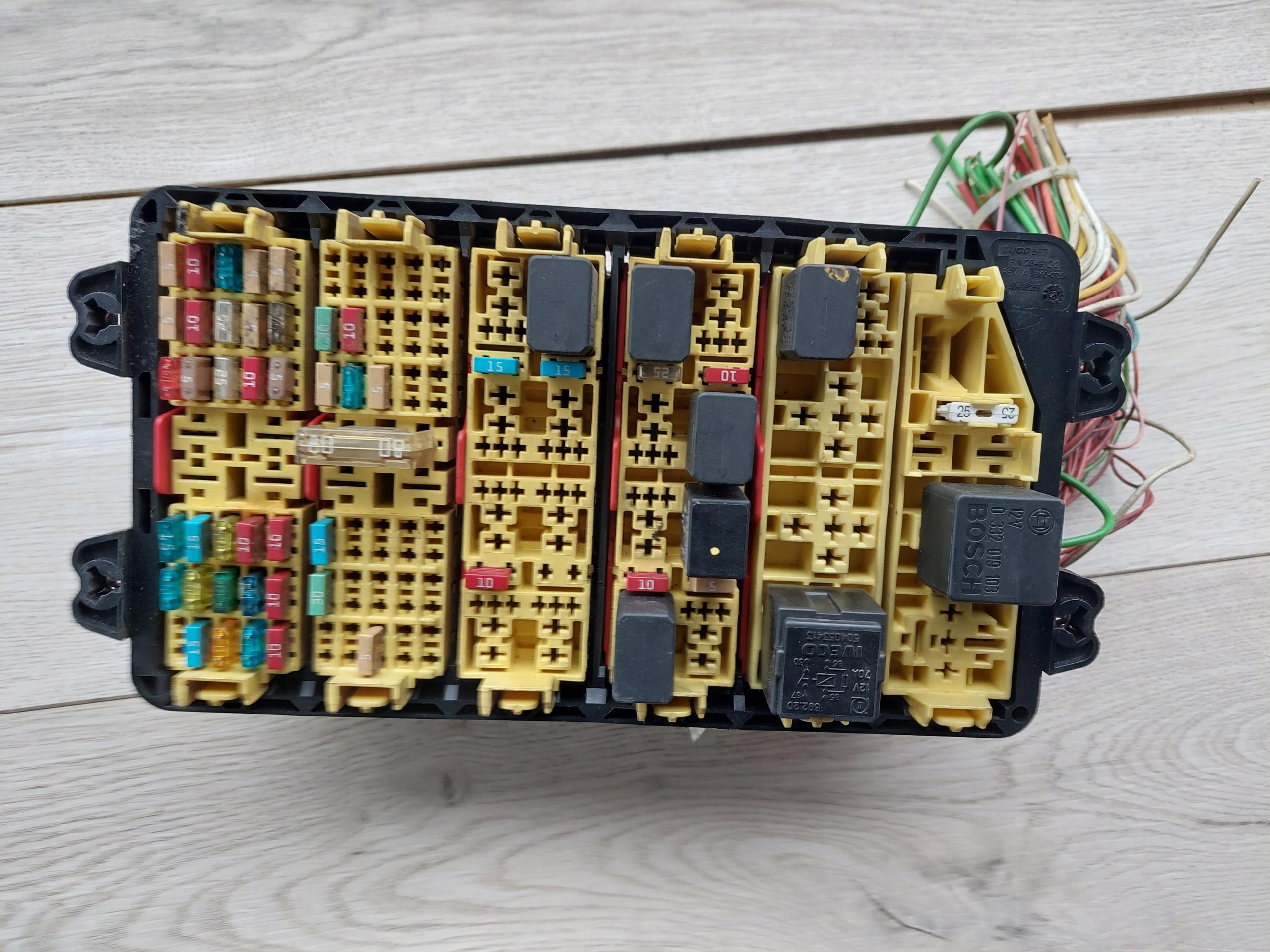 IVECO DAILY 99-06R 2.3 HPI БЛОК ПРЕДОХРАНИТЕЛЕЙ