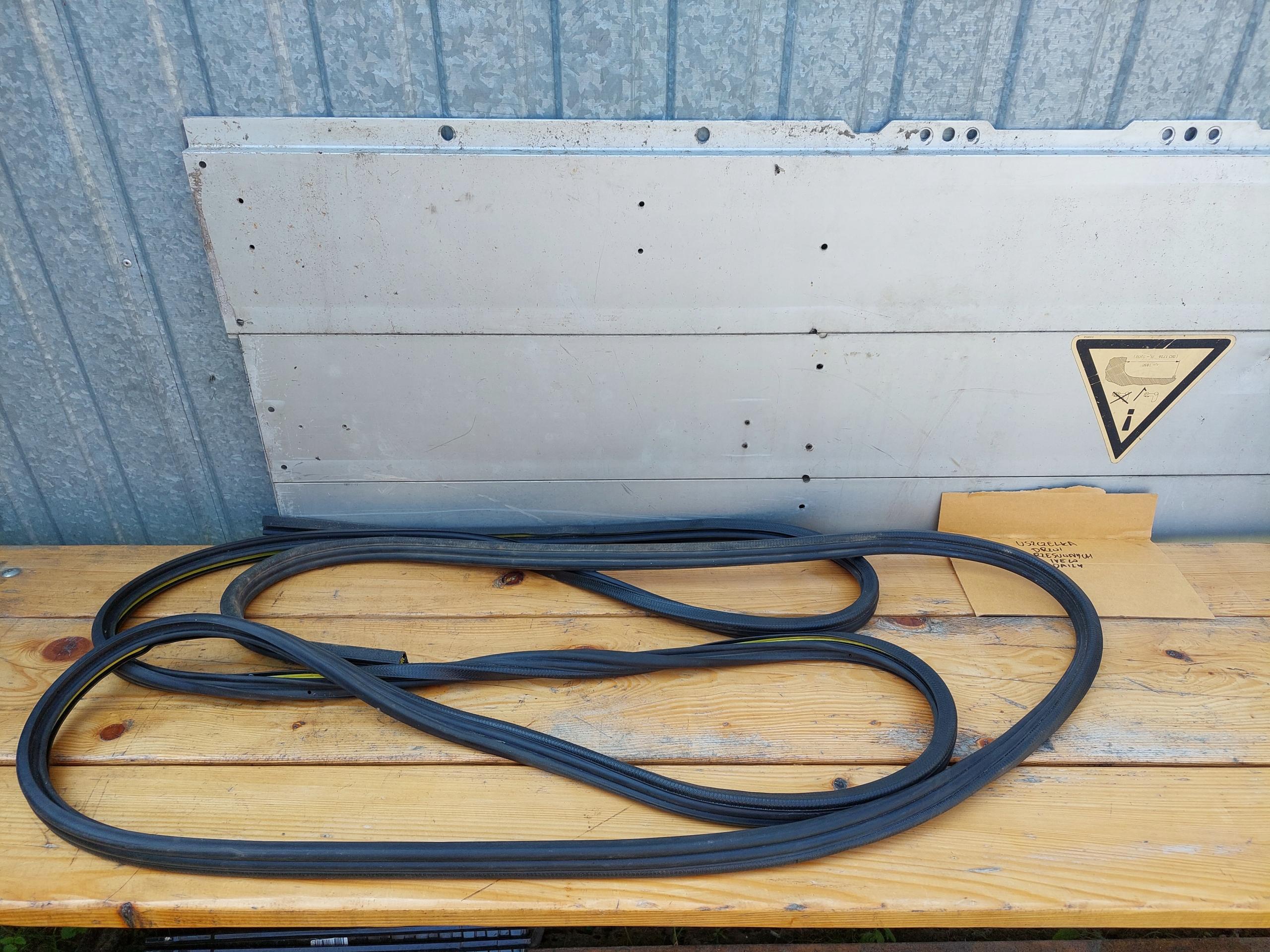 IVECO DAILY УЩІЛЬНЕННЯ БІЧНИХ РОЗСУВНИХ ДВЕРЕЙ