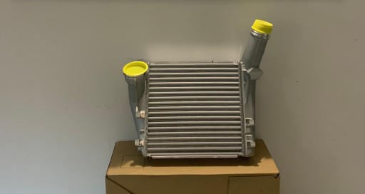 95811064021 - Порше Кайен правый интеркулер.