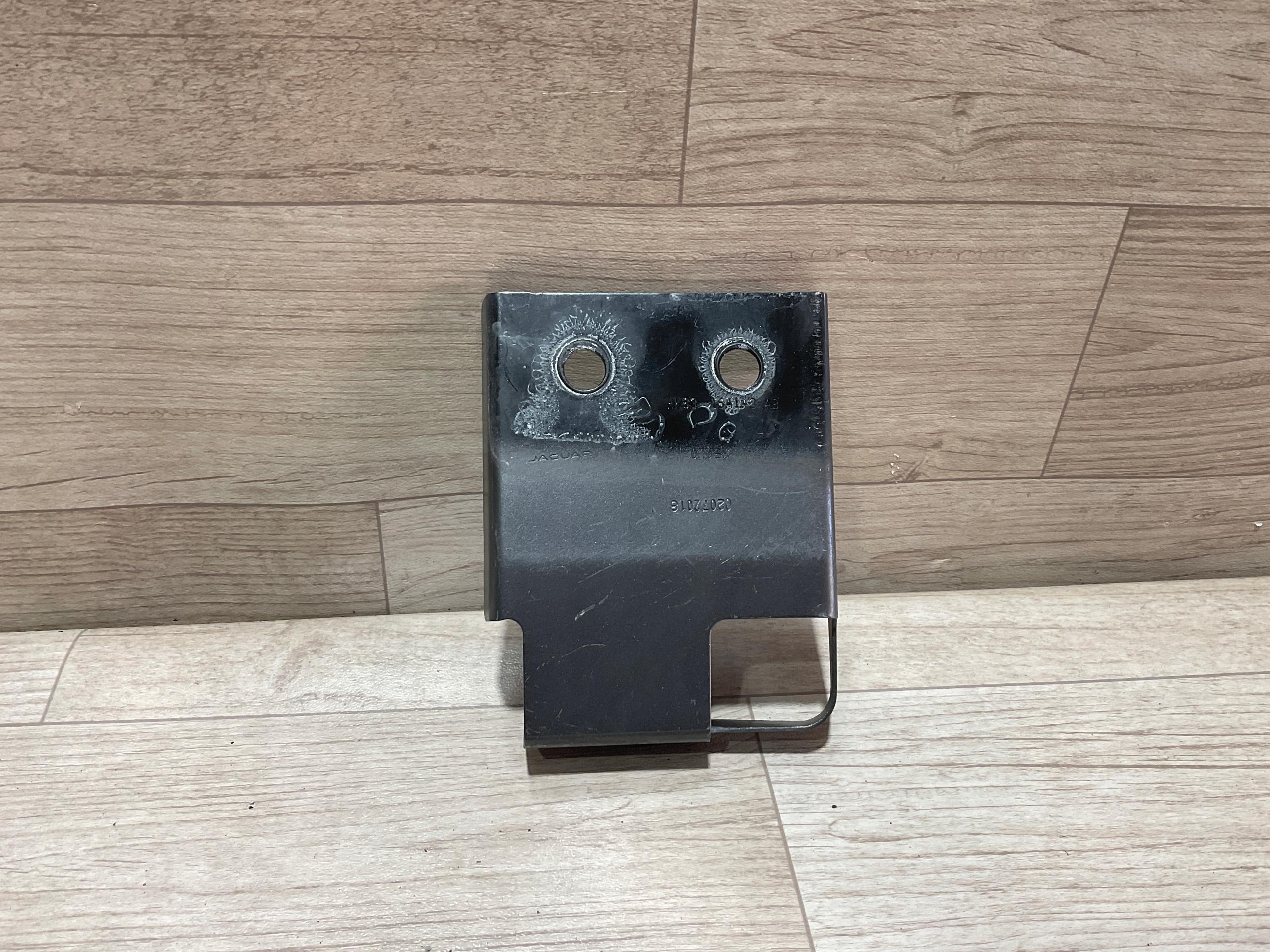 HK83-16A143-AB - Jaguar F-PACE x761 кріплення кронштейн крила