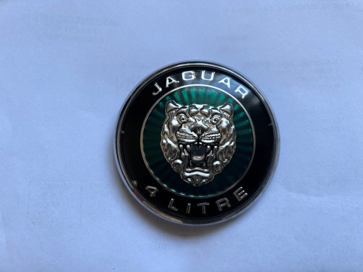 JAGUAR XK8 X100 4 ЛИТРА ЭМБЛЕМА ПЕРЕДНЯЯ ЧАСТЬ HJA5903AA ОРИГИНАЛ
