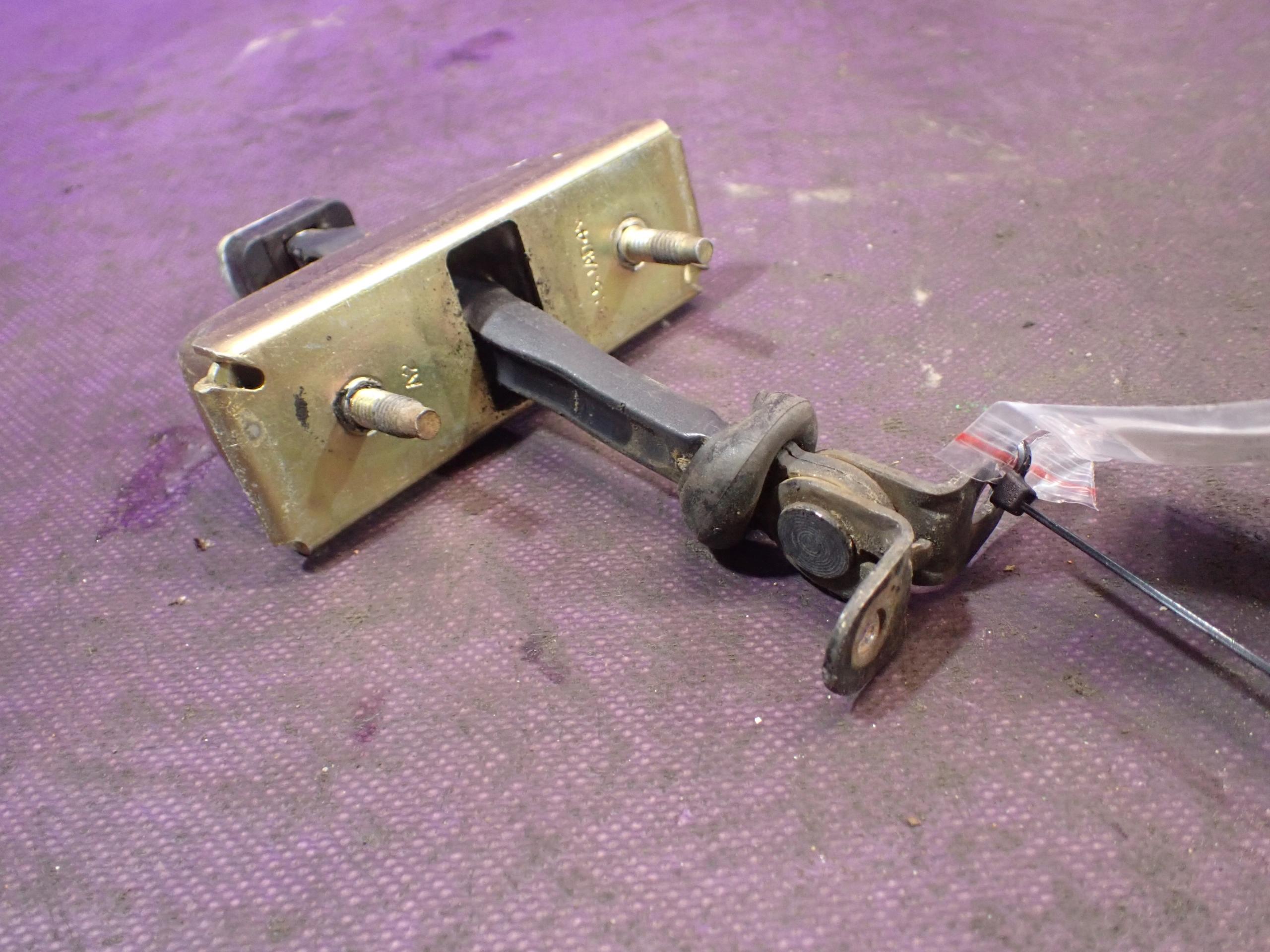 JEEP CHEROKEE KJ ПЕРЕДНІЙ ЛІВИЙ ОБМЕЖУВАЧ 55177028AC