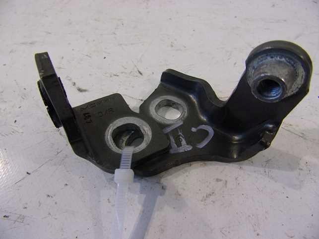 JEEP COMPASS II 17 - ПЕТЛЯ ДВЕРИ ПРАВАЯ ПЕРЕДНЯЯ НИЖНЯЯ