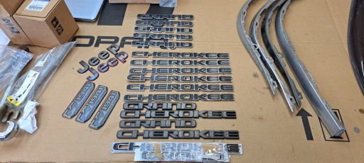 68370537AA - JEEP GRAND CHEROKEE 17-21 ЭМБЛЕМА НАДПИСЬ НА ДВЕРИ СЕРЕБРЯНЫЙ ЧЕРНЫЙ ХРОМ