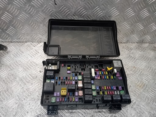 JEEP WK2 3.0CRD БЛОК ПРЕДОХРАНИТЕЛЕЙ 68194607AD