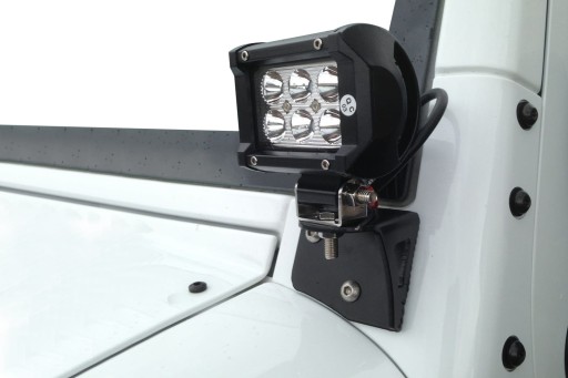 B4E2-3397C - JEEP WRANGLER TJ КРЕПЛЕНИЕ ФАР НА ПЕРЕДНЕЙ СТОЙКЕ