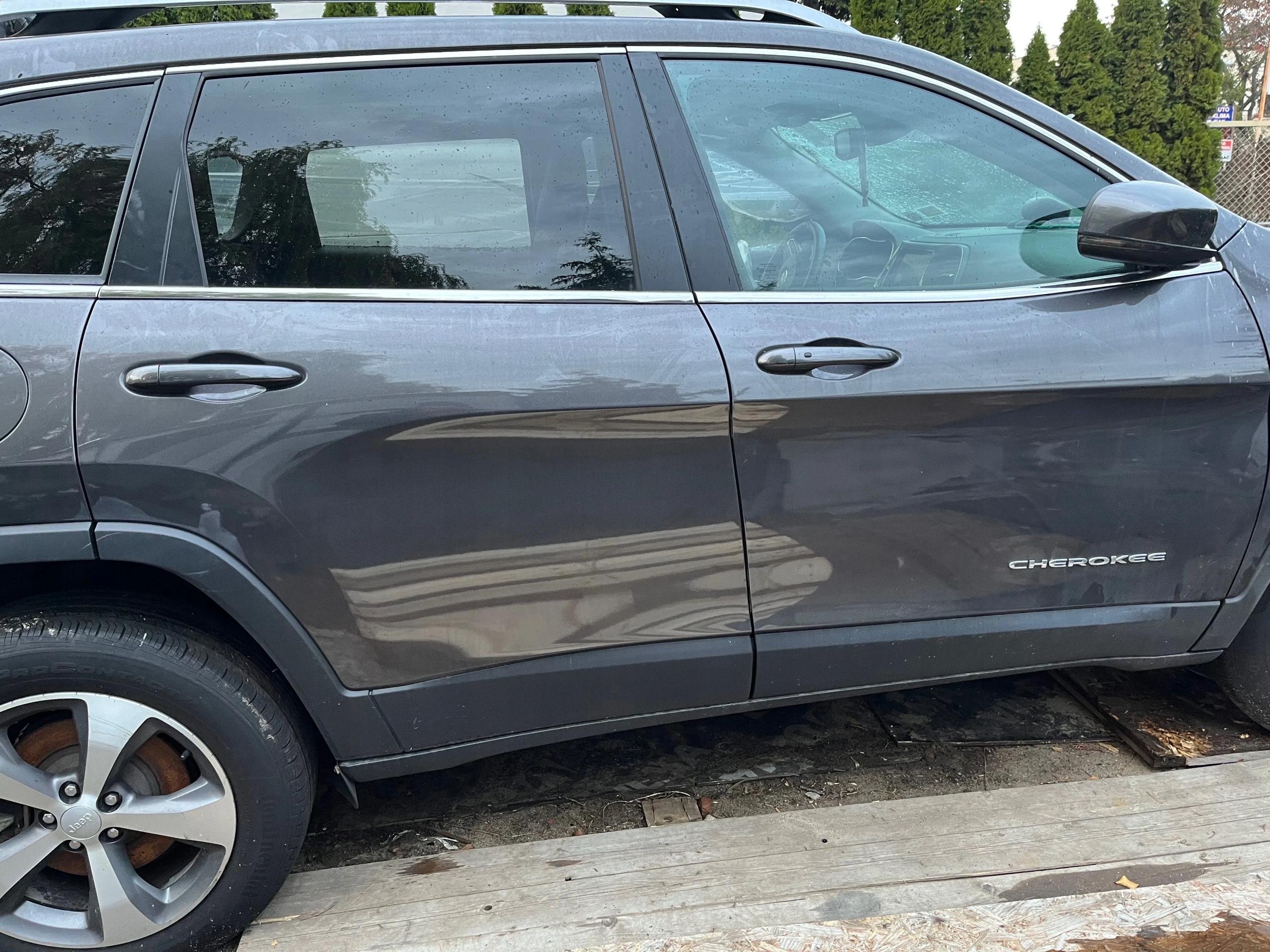 Jeep Cherokee KL Lift правая дверь передняя задняя 19r