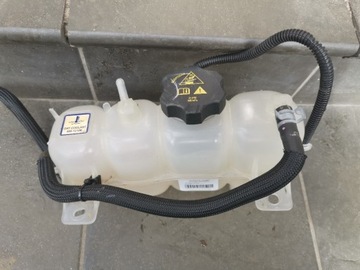 Бак для жидкой воды Jeep Cherokee KL 68251840aa