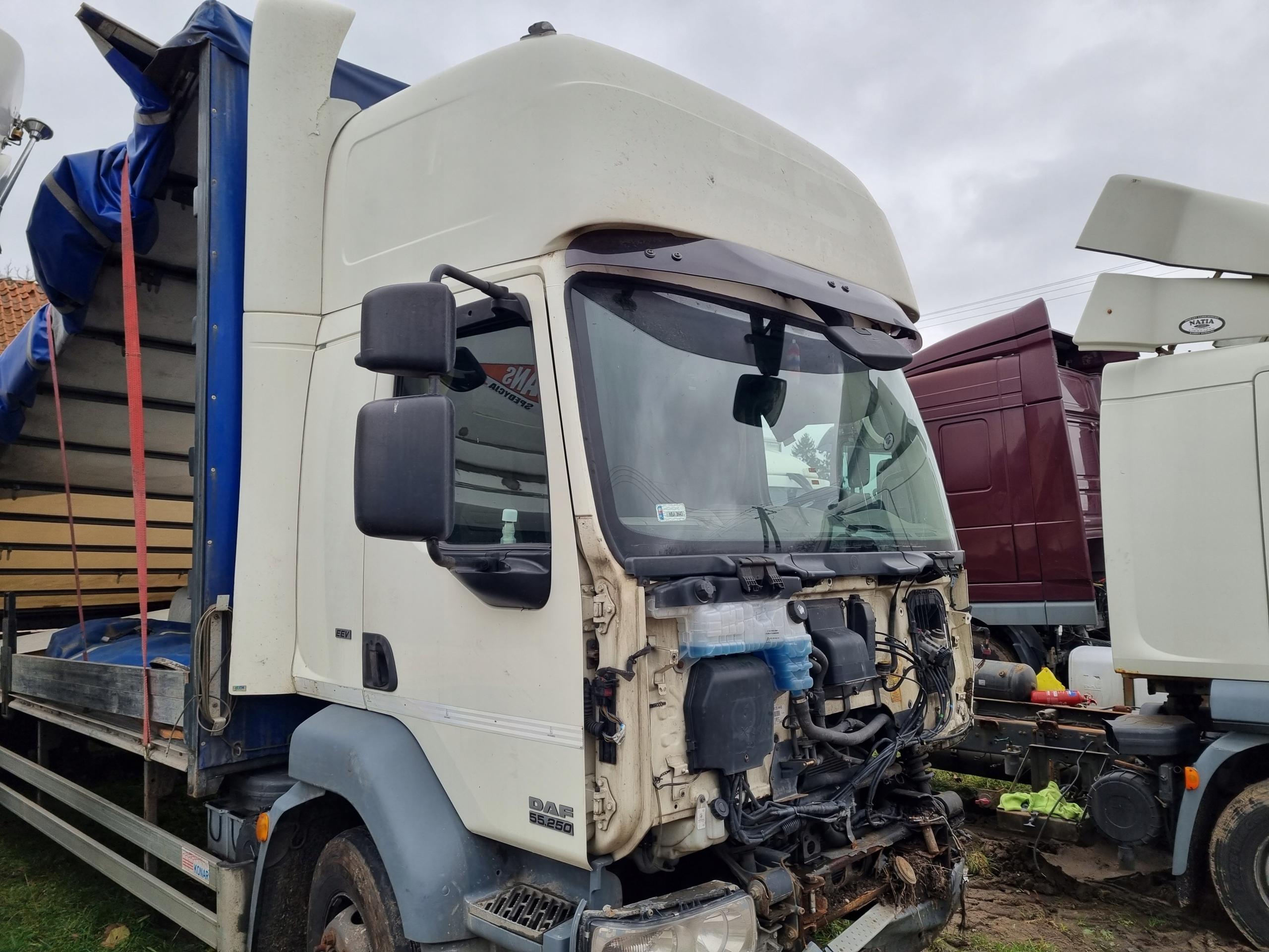 КАБІНА З КУРНИКОМ БЕЗ ДВЕРЕЙ DAF 45 55 LF 2012