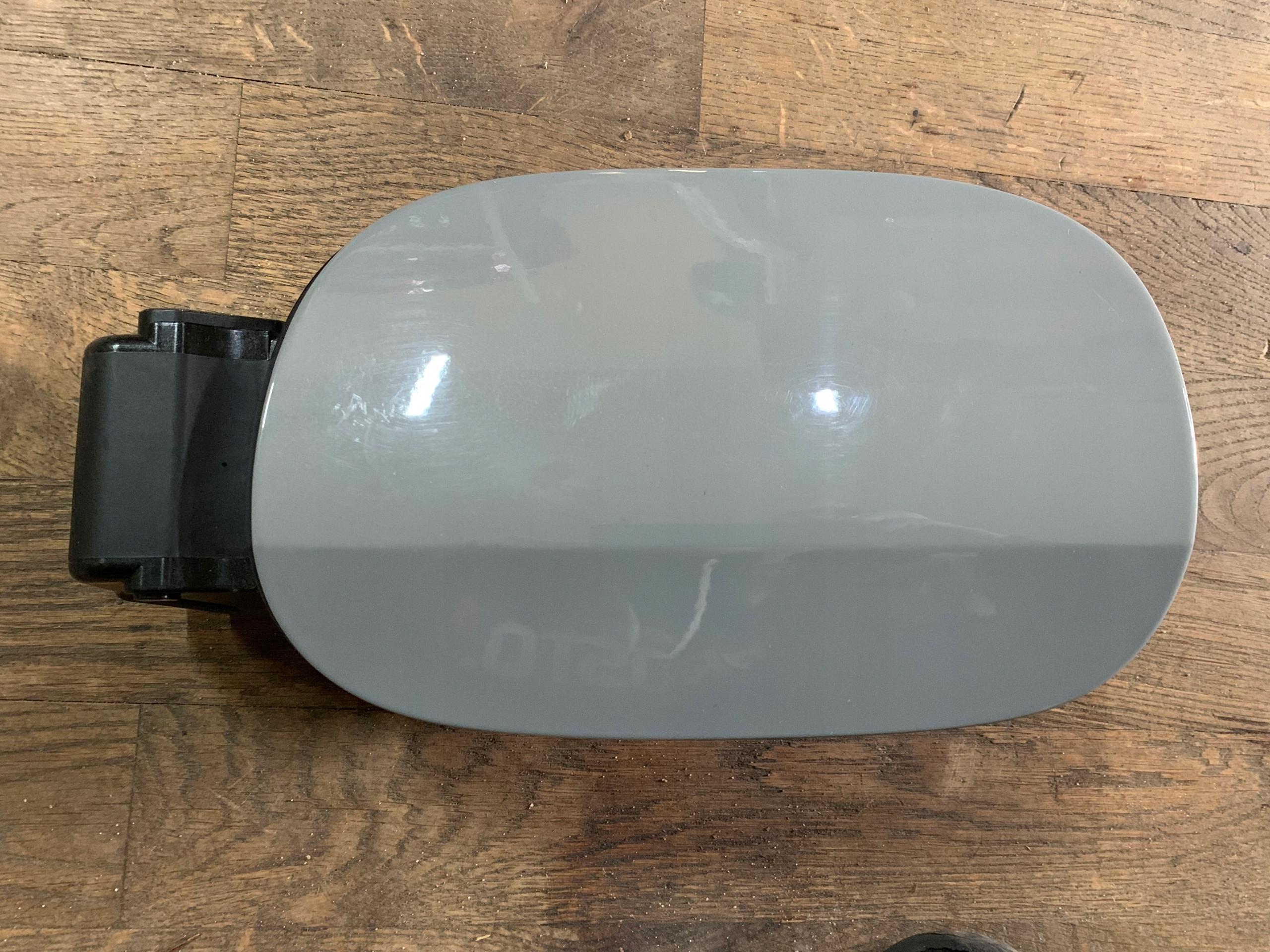 81595-J5010 - KIA STINGER КРЫШКА ТОПЛИВНОГО БАКА ЦВЕТ C4S