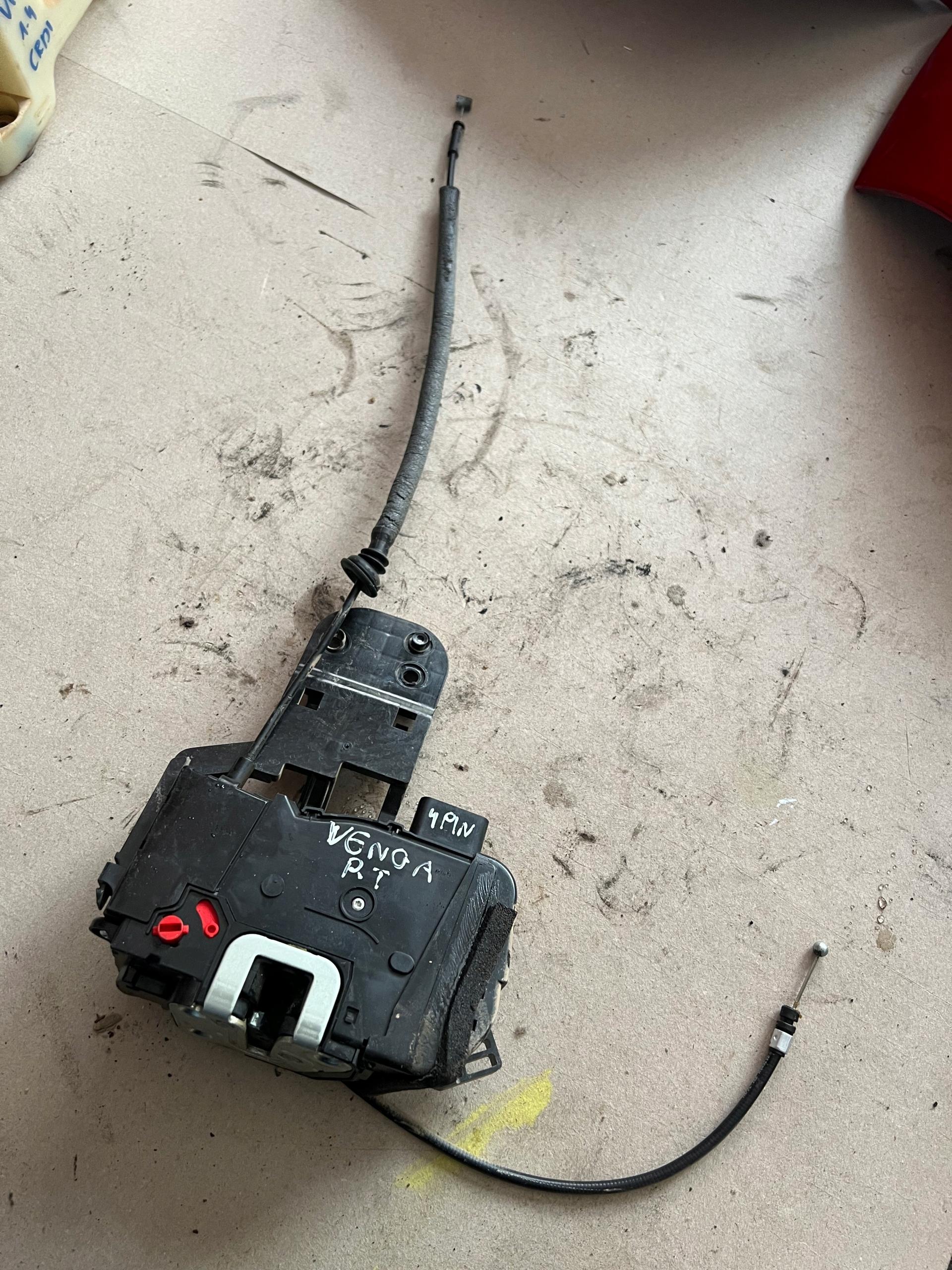 81420-1P000 - KIA VENGA ЗАМОК ДВЕРІ ПРАВИЙ ЗАДНІЙ 81420 - 1P000 4 PIN