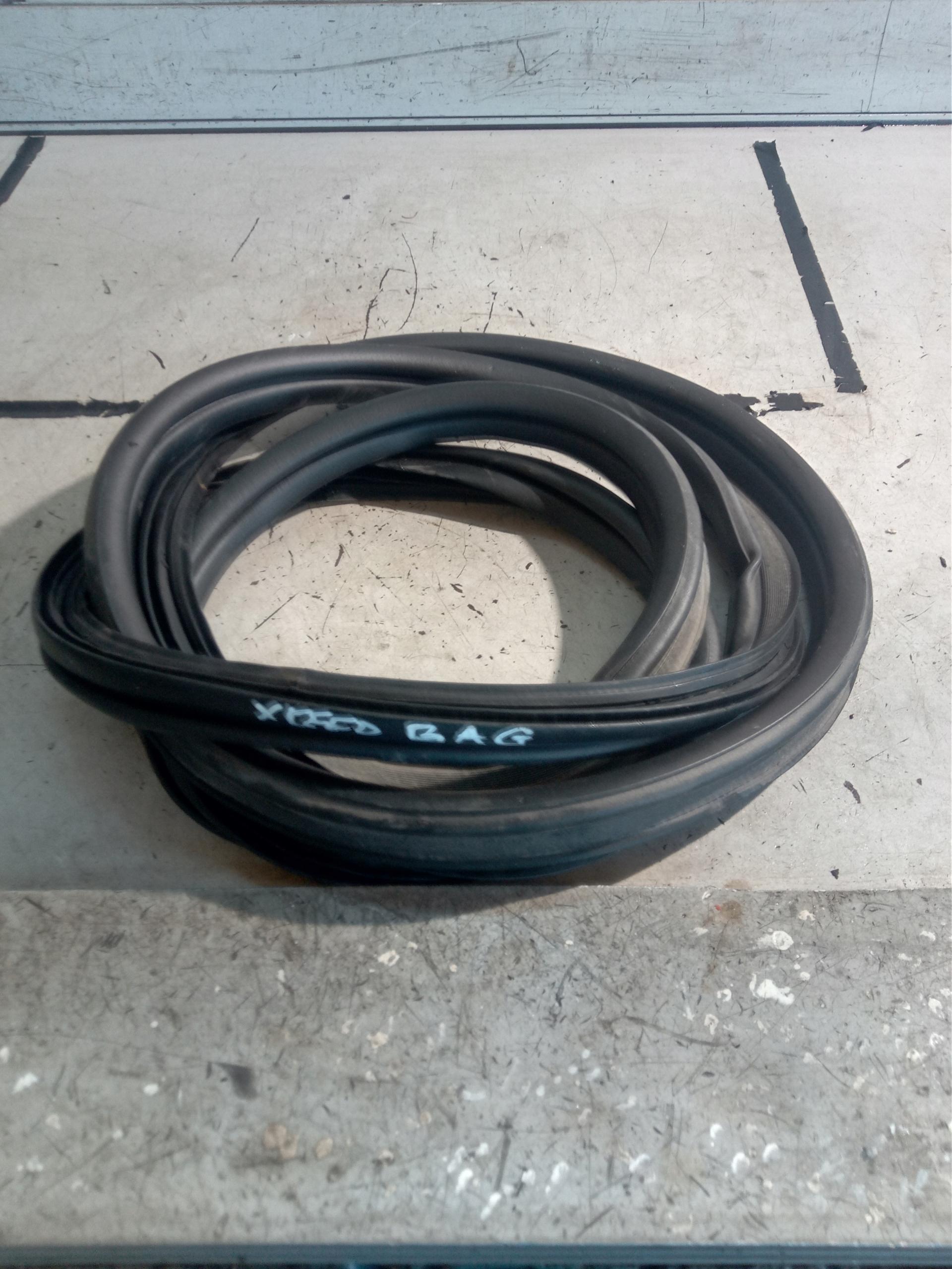 KIA XCEED ПРОКЛАДКА КРЫШКИ БАГАЖНИКА