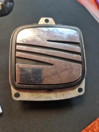 5P0827565C - РУЧКА ДВЕРЕЙ ЕМБЛЕМА ЛЮКА SEAT ALTEA LEON II 2