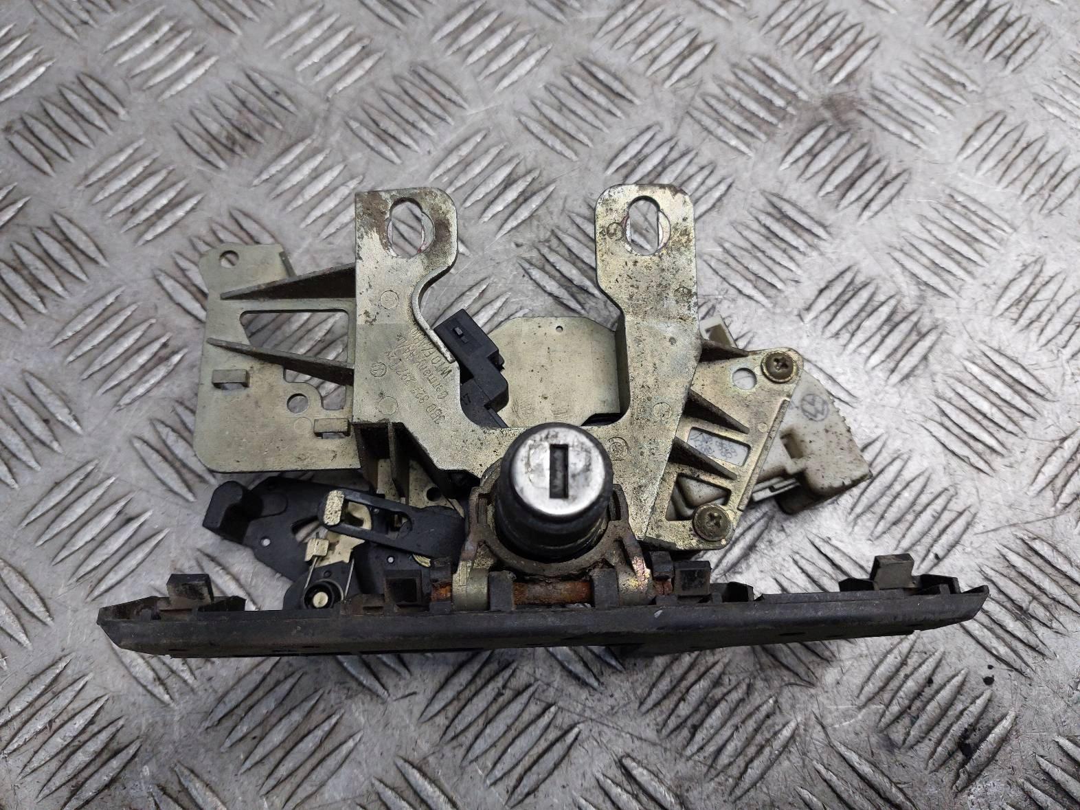 Ручка двери багажника PASSAT B5 SEDAN 3B0827297T