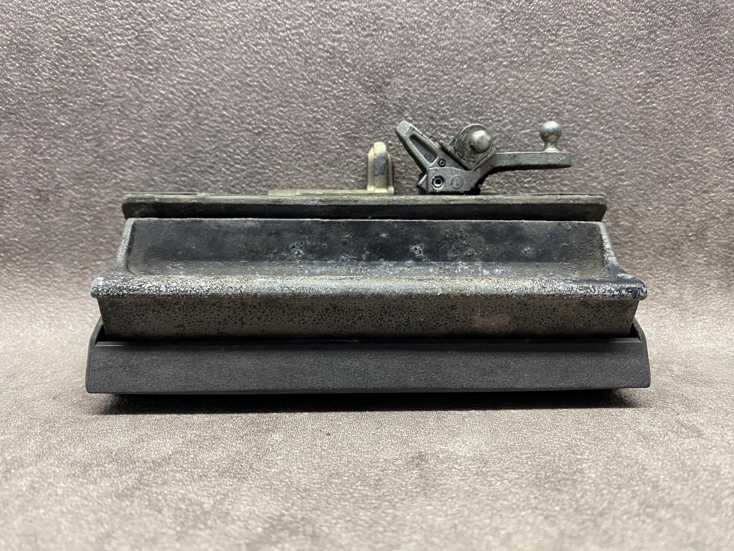 1M5 827 - РУЧКА ДВЕРИ БАГАЖНИКА SEAT TOLEDO II 1M5827561E