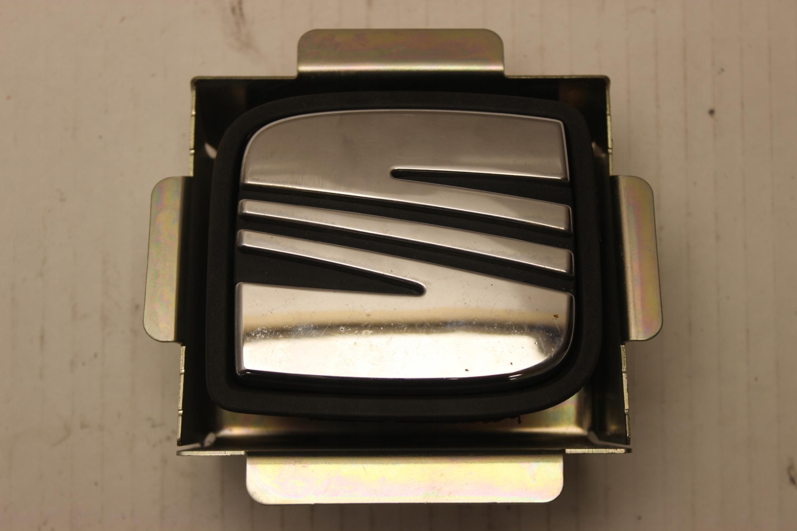 РУЧКА БАГАЖНИКА ЗАДНЯ ЕМБЛЕМА SEAT LEON II LIFT 09R-