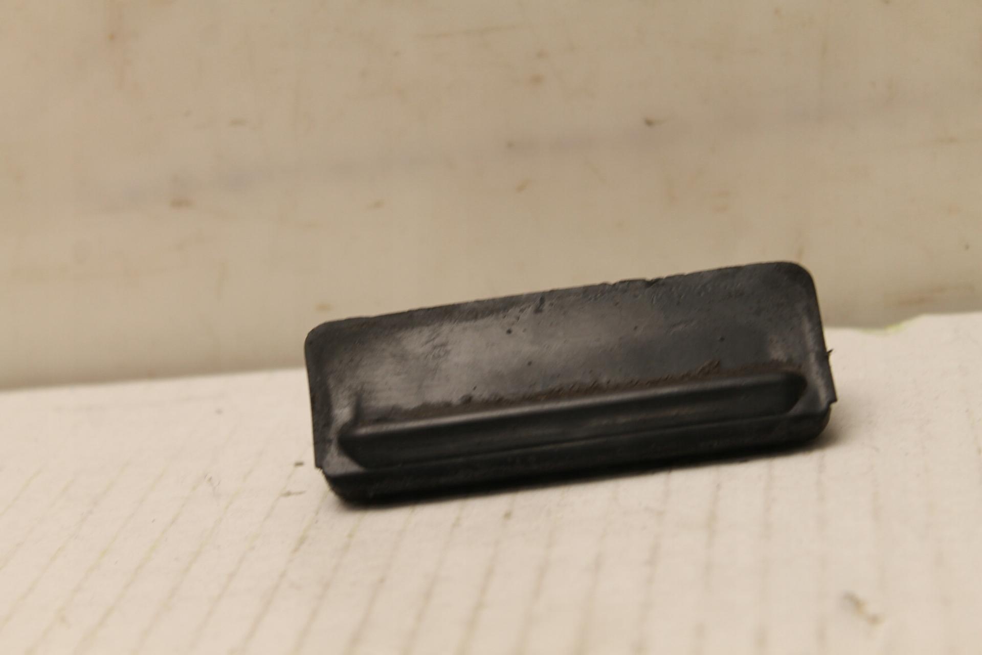 8D0827565B - Ручка дверей мікро-контакт закрилка задня AUDI A3 8L LIFT 3D 99R-