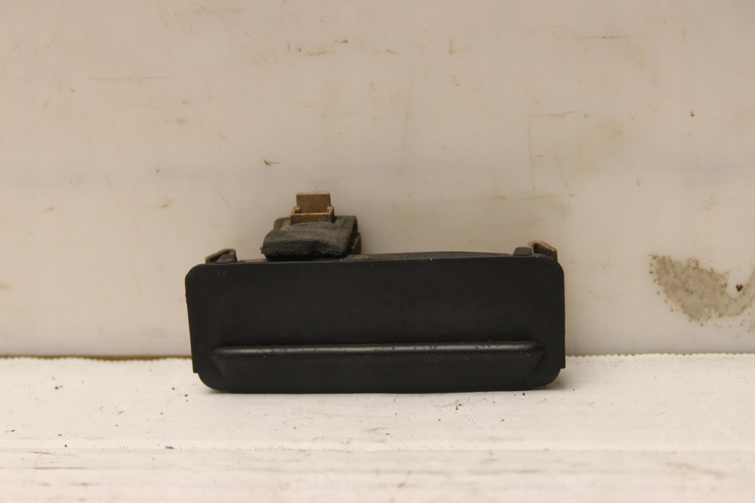 8D0827566D - Ручка дверей мікро-контакт закрилка задня AUDI A3 8L LIFT 3D 99R-