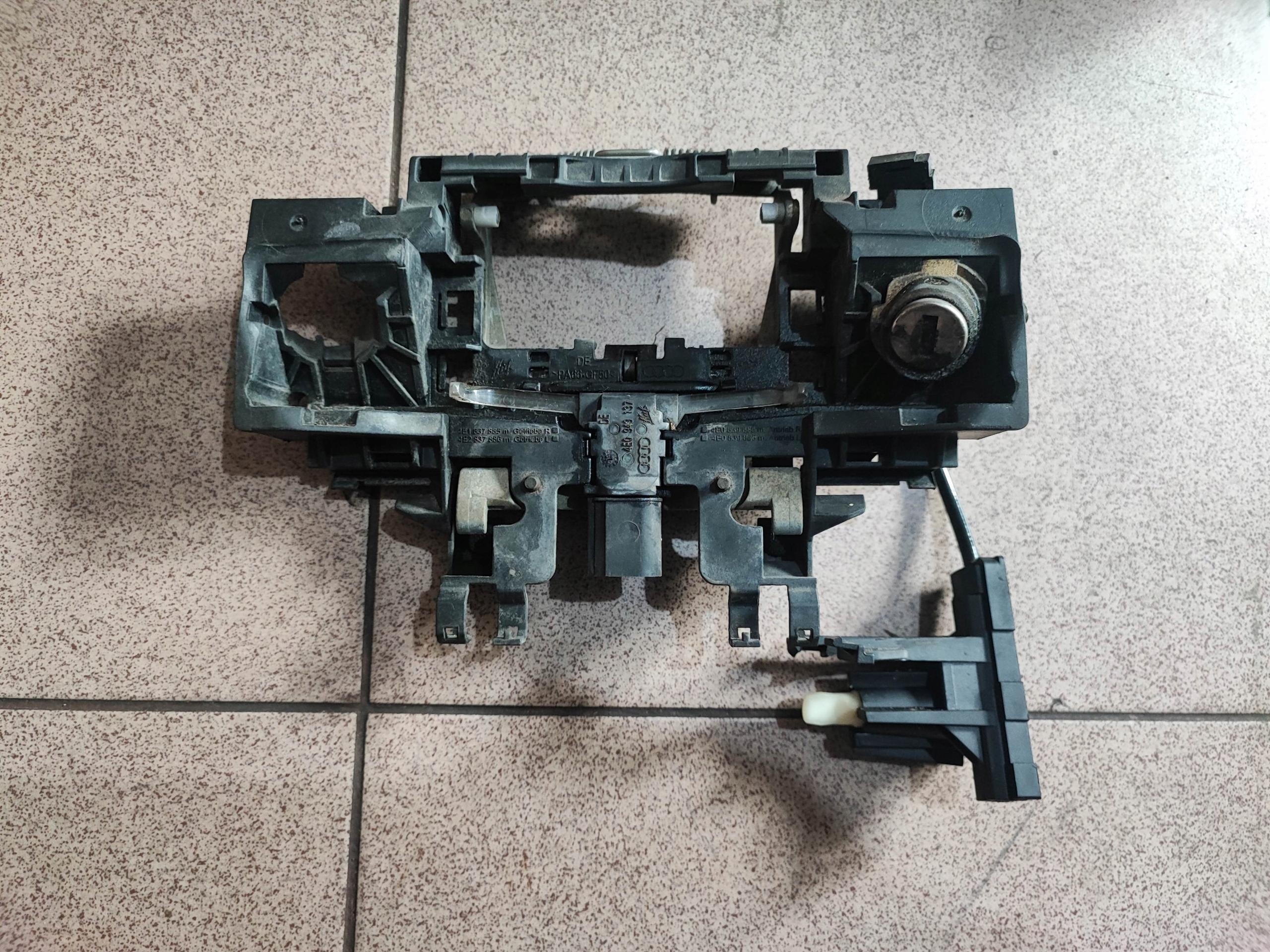 4E0839886M - Ручка кріплення передня ліва AUDI A8 D3