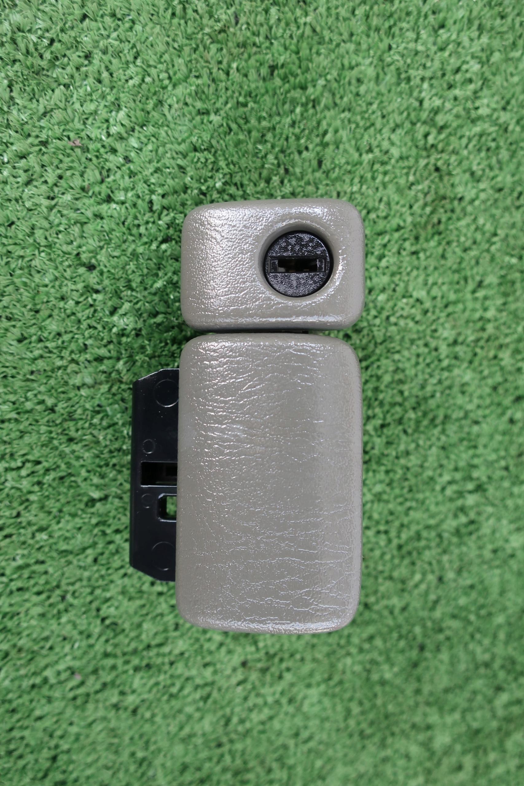 РУЧКА ПЕРЧАТОЧНОГО ЯЩИКА SUZUKI JIMNY ПЕРЕД ЛИФТОМ