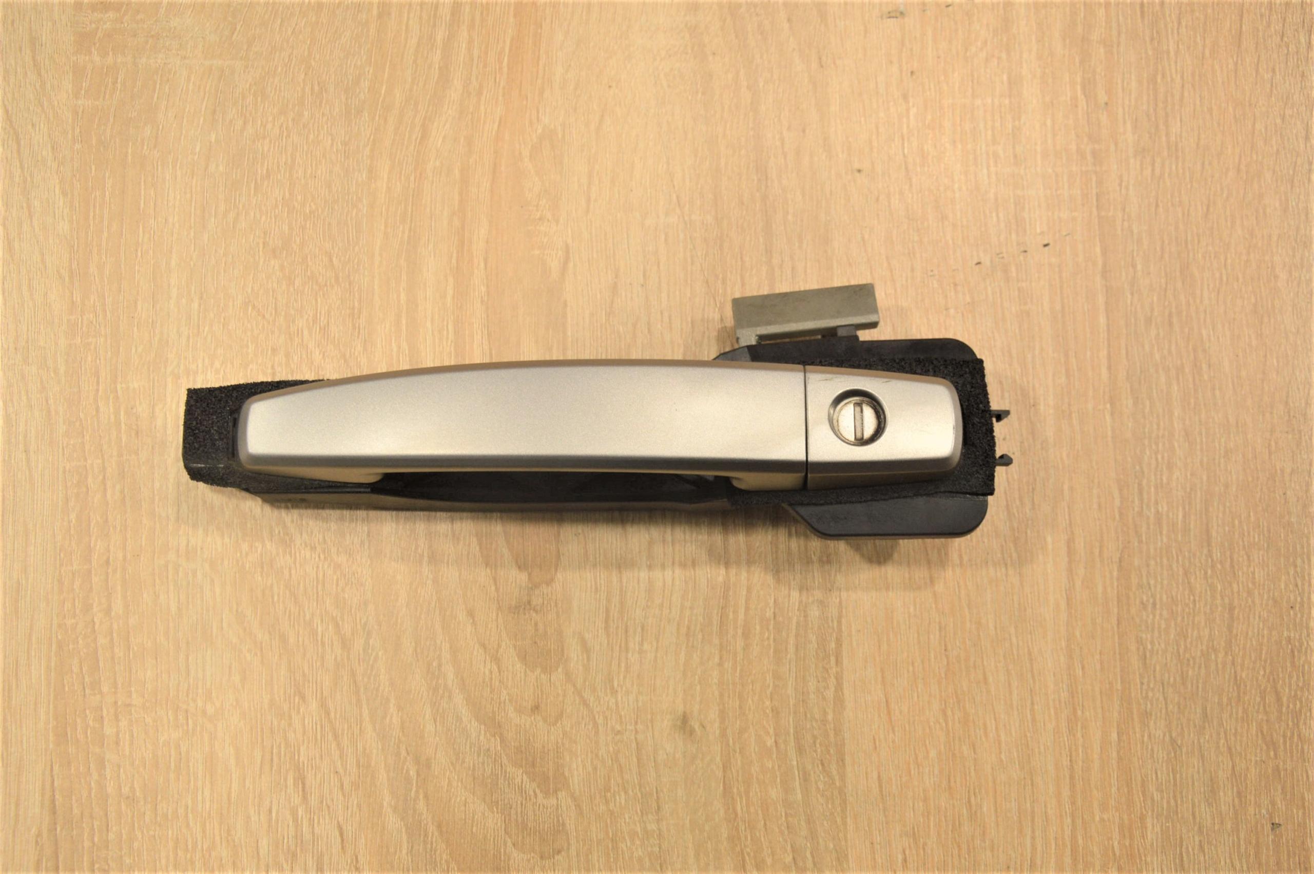 НАРУЖНАЯ РУЧКА ЛЕВАЯ ПЕРЕДНЯЯ CAPTIVA СЕРО-СЕРЕБРИСТАЯ