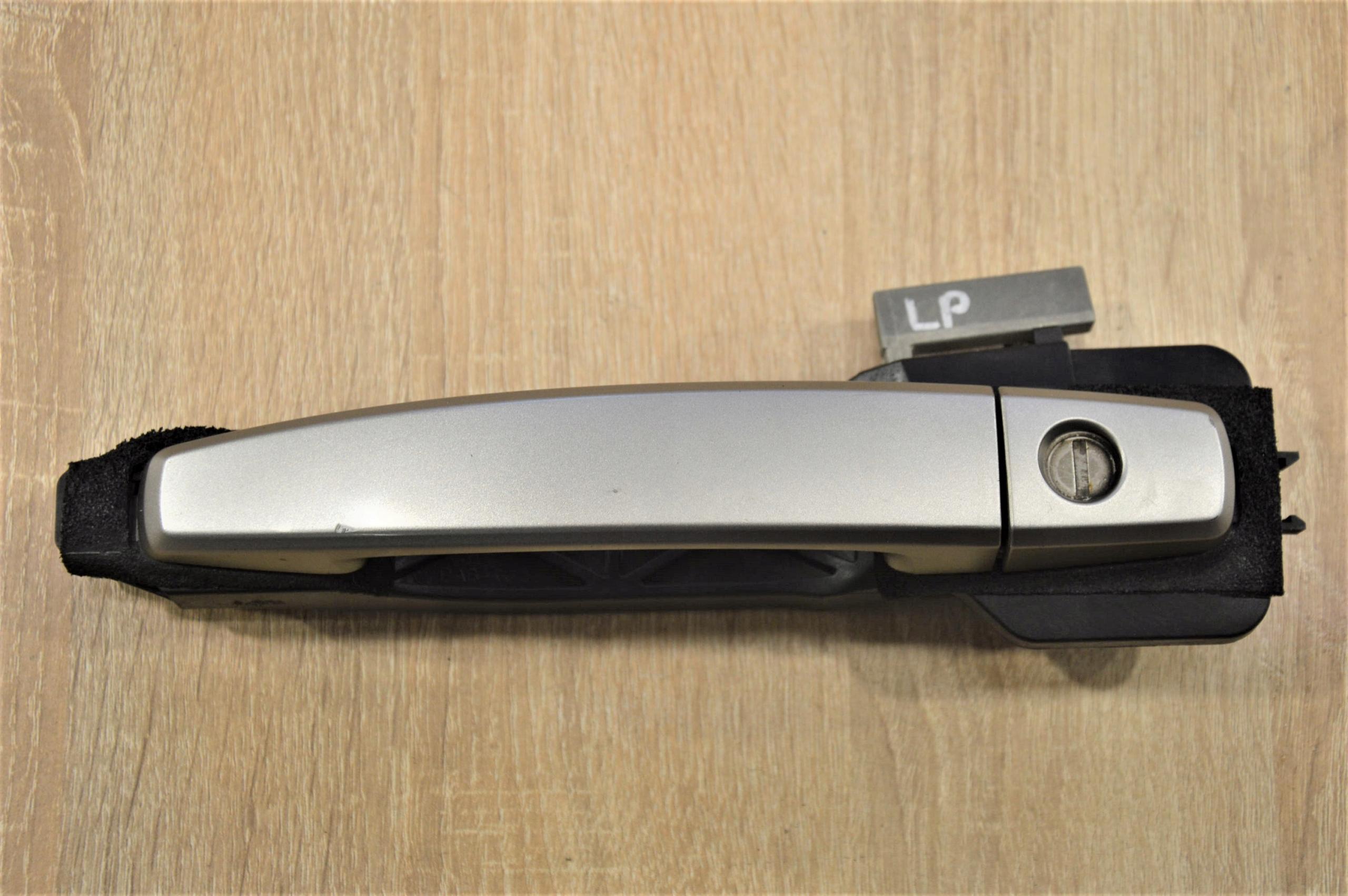 ЗОВНІШНЯ РУЧКА ДВЕРЕЙ ЛІВА ПЕРЕДНЯ CAPTIVA СІРО-СРІБЛЯСТА