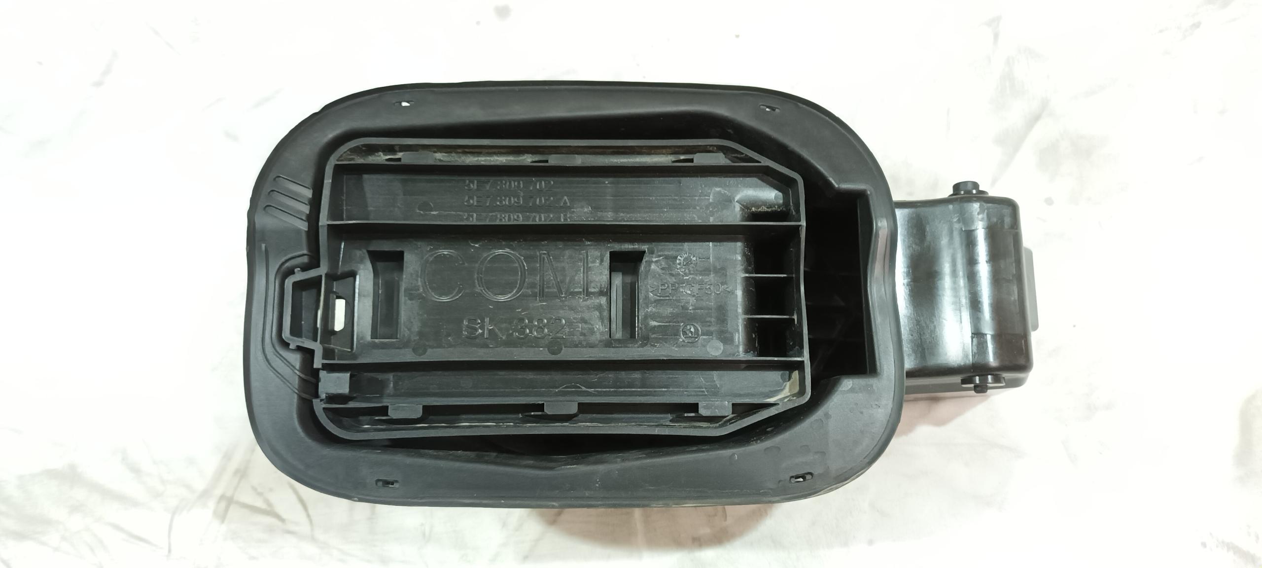 КРИШКА ПАЛИВНОГО БАКА OCTAVIA IV KOMBI 5E7809702