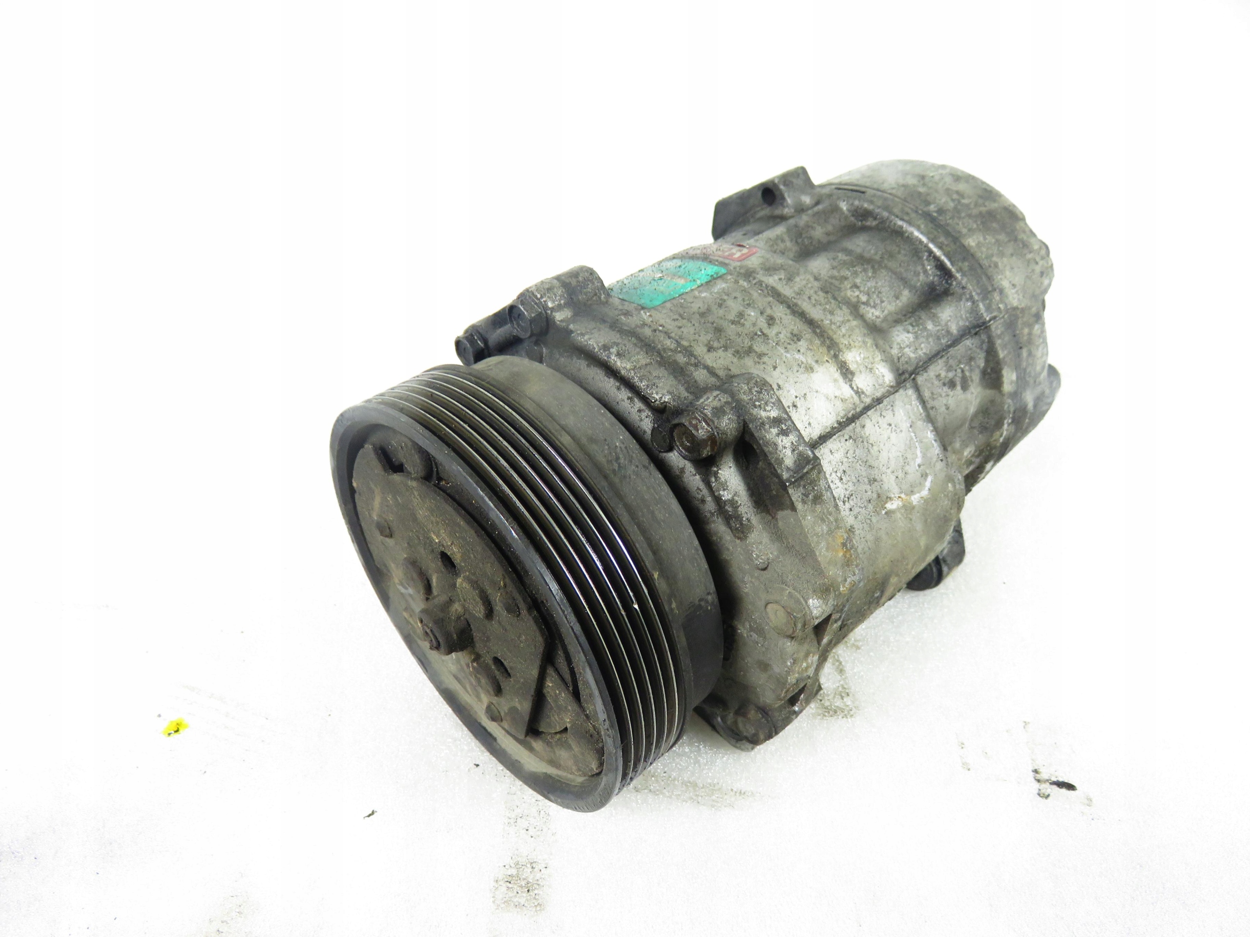 1H0820803D - КОМПРЕСОР КОНДИЦІОНЕРА VW GOLF III 1.9 TDI