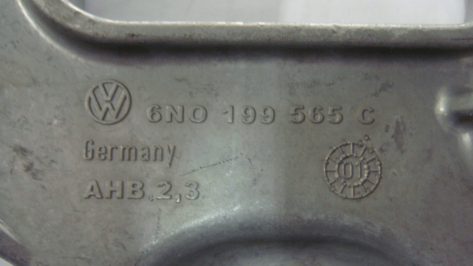 КОНСОЛЬ ДВИГАТЕЛЯ 6N0199565C OE VW AUDI