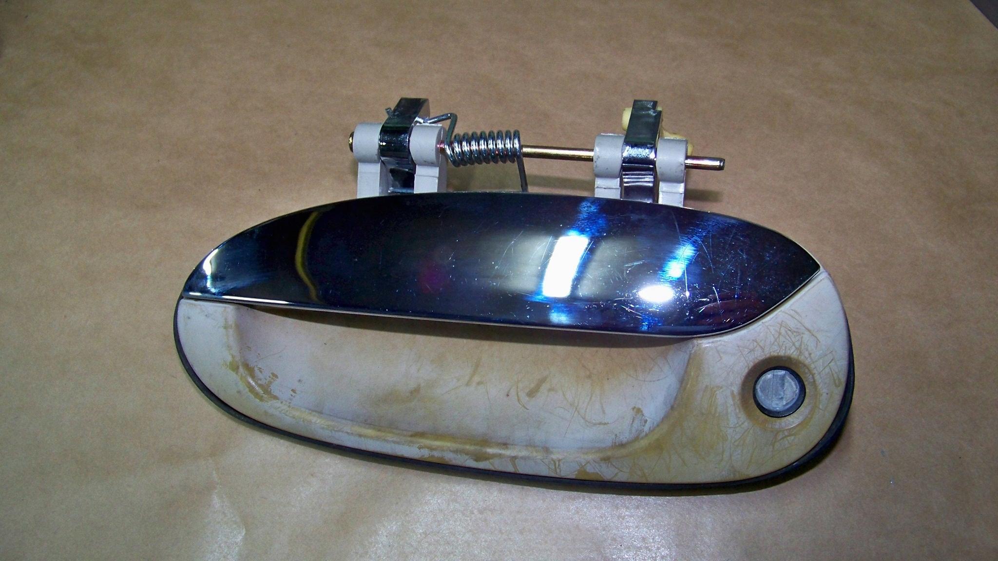 Kia Carens II 03R передняя левая ручка