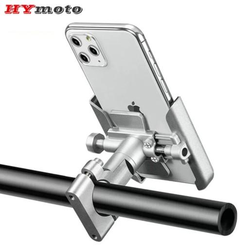 Рулевое колесо серебристого цвета. Держатель для мобильного телефона.