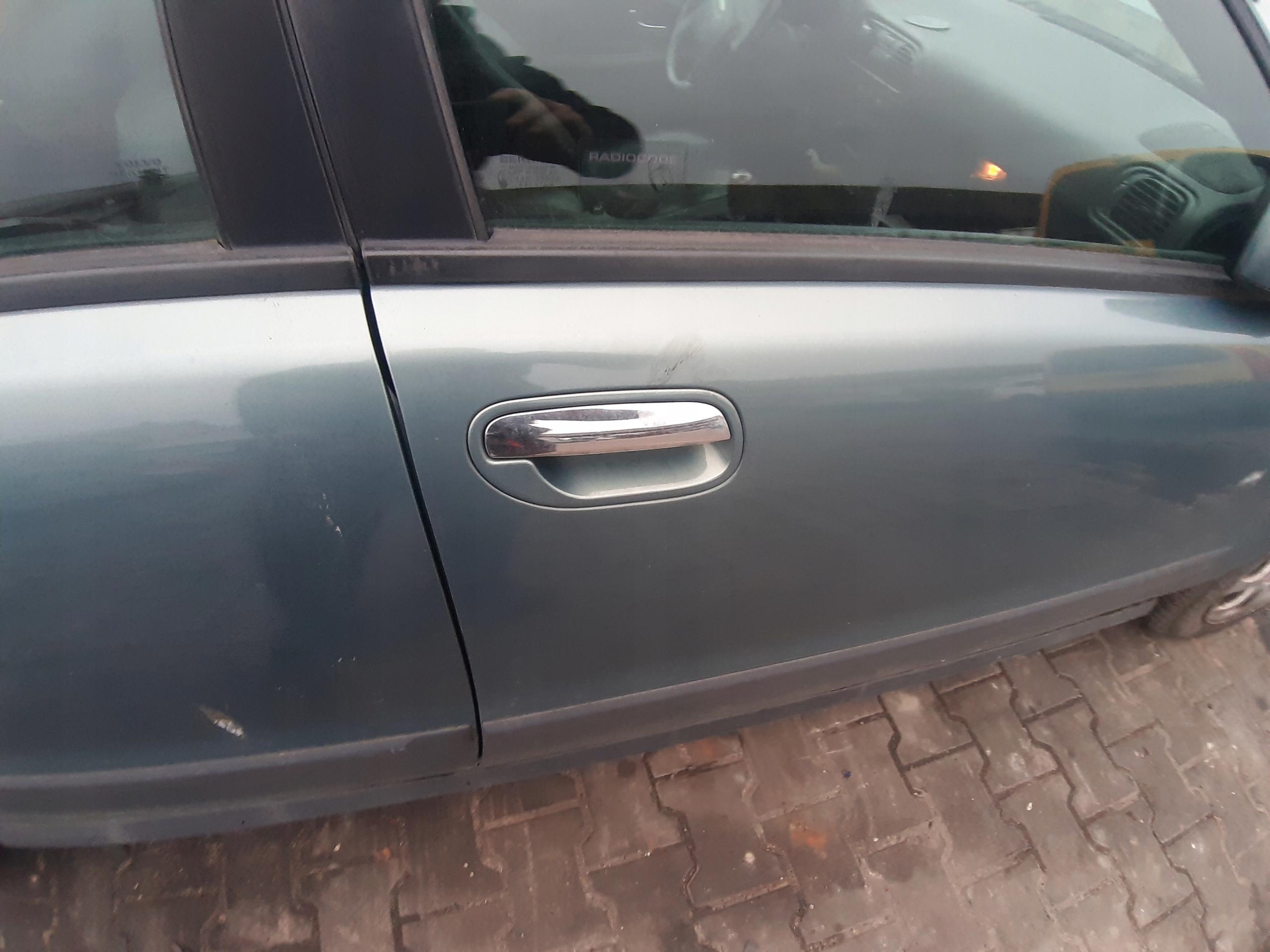 Передняя правая хромированная ручка Volvo v40 s40 00-04