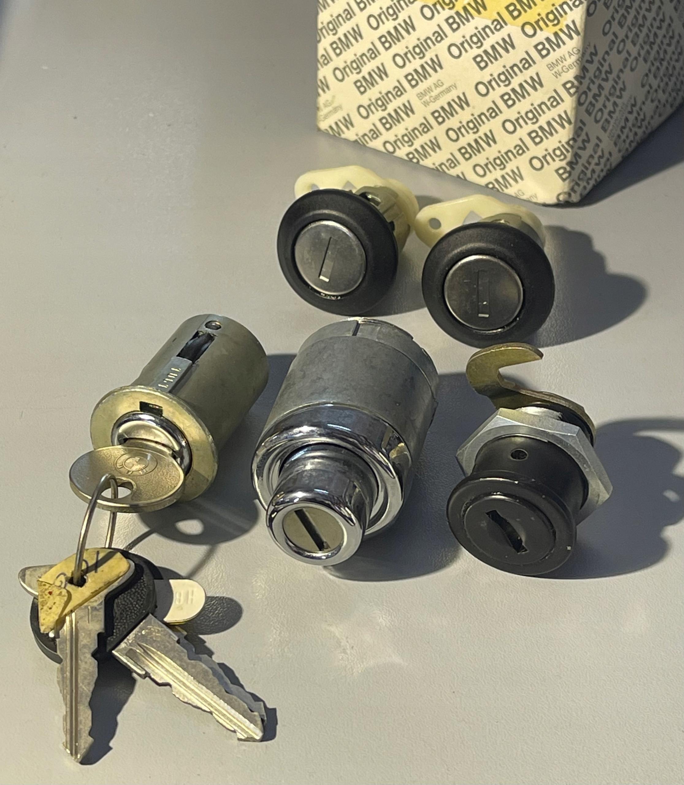 Комплект замков BMW E21 оригинал 32321117171 новый
