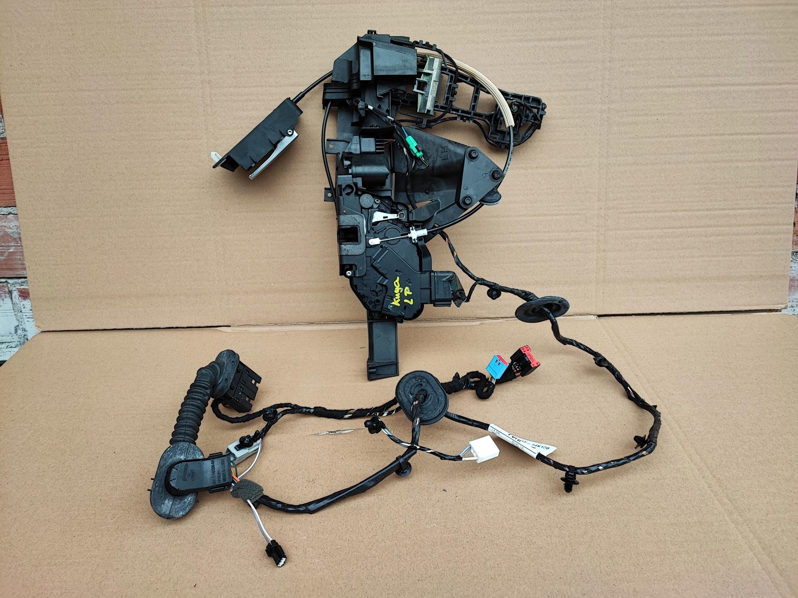 8V4A-S21813-FA - Kuga MK1 дверной замок левый передний KeyFree Keyless