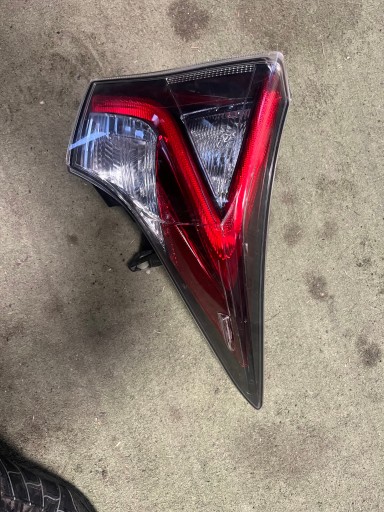 Правая лампа задняя Toyota Prius IV 81550-47282 ЕС