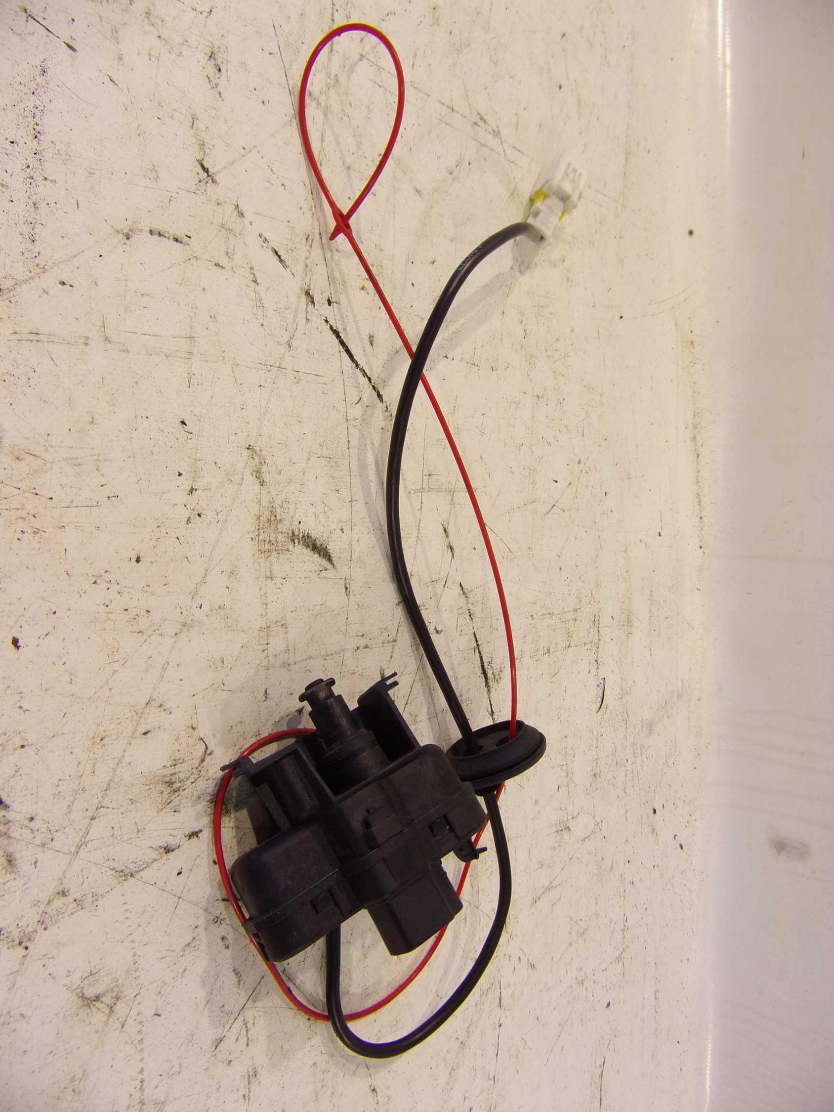 LANCIA DELTA 08-FILLER FLAP OPENING MECHANISM