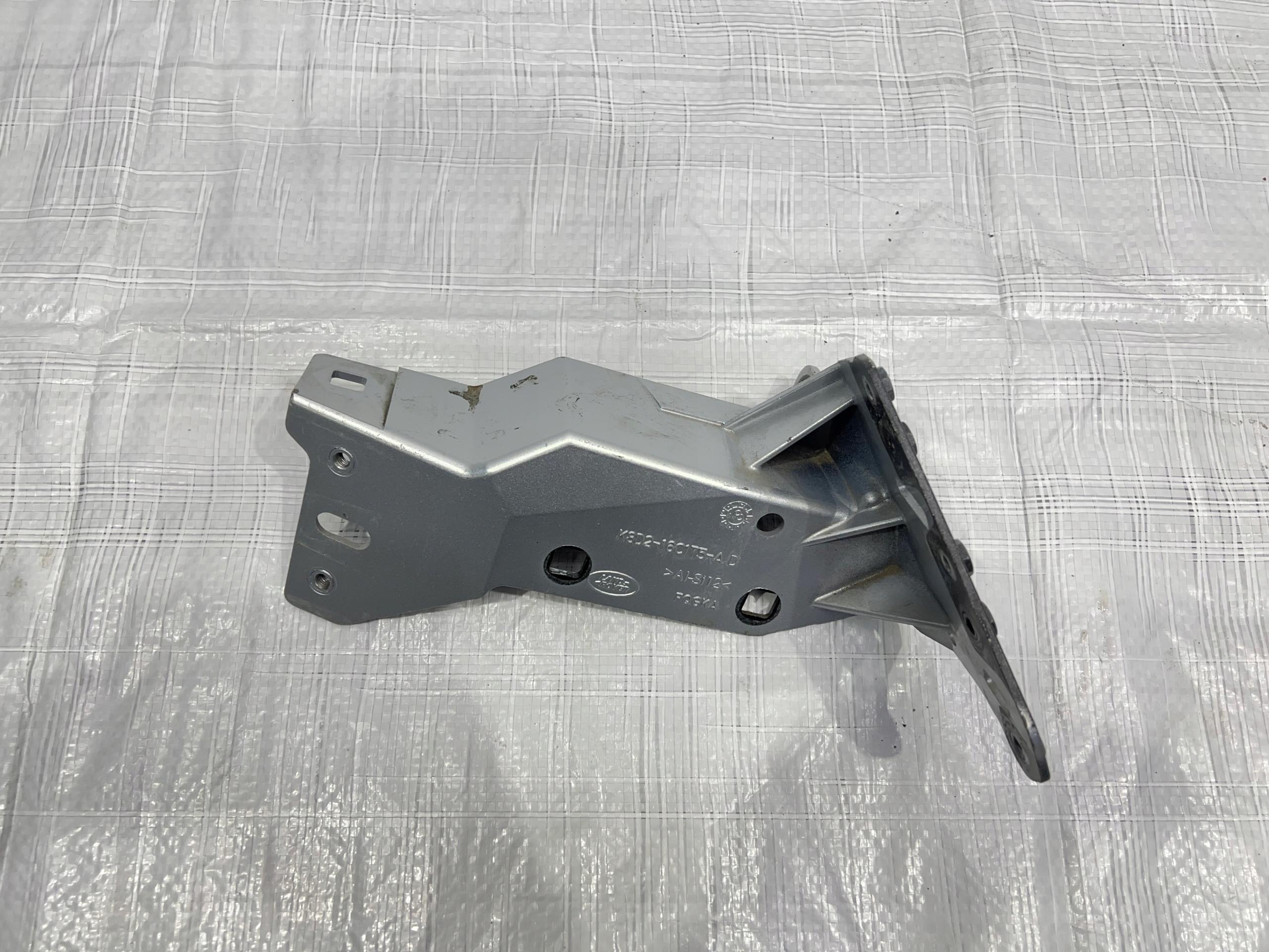 K8D2-16C175-AD - LAND ROVER EVOQUE L551 кронштейн крыла