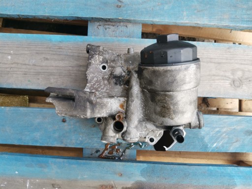 077115401J - Лапа база масляного фильтра AUDI A8 D2 3.7 4.2 V8