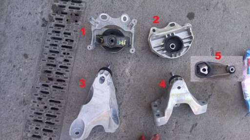 112213137R 112116762R - ПОДУШКА ДВИГУНА DACIA SPRING