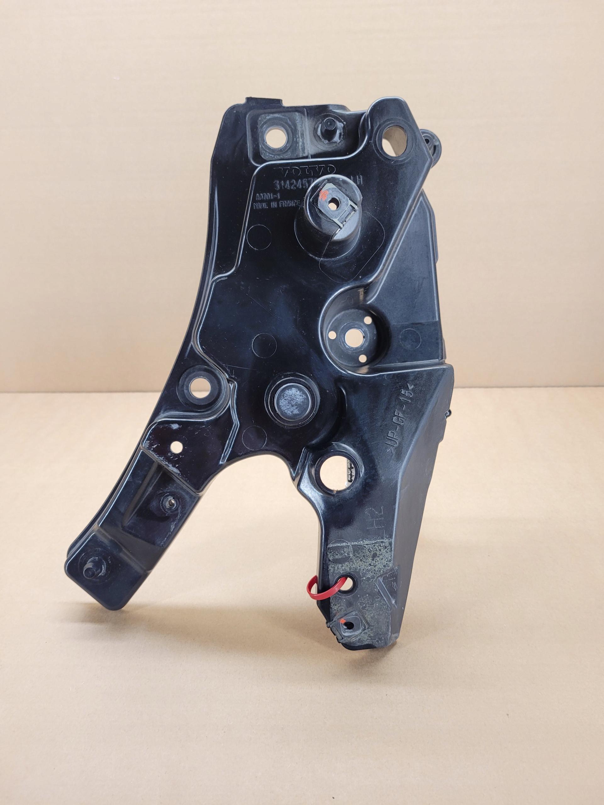 XC60194 31424578 - ЛІВЕ КРІПЛЕННЯ БРИЗГОВИКИ VOLVO XC60 II 019