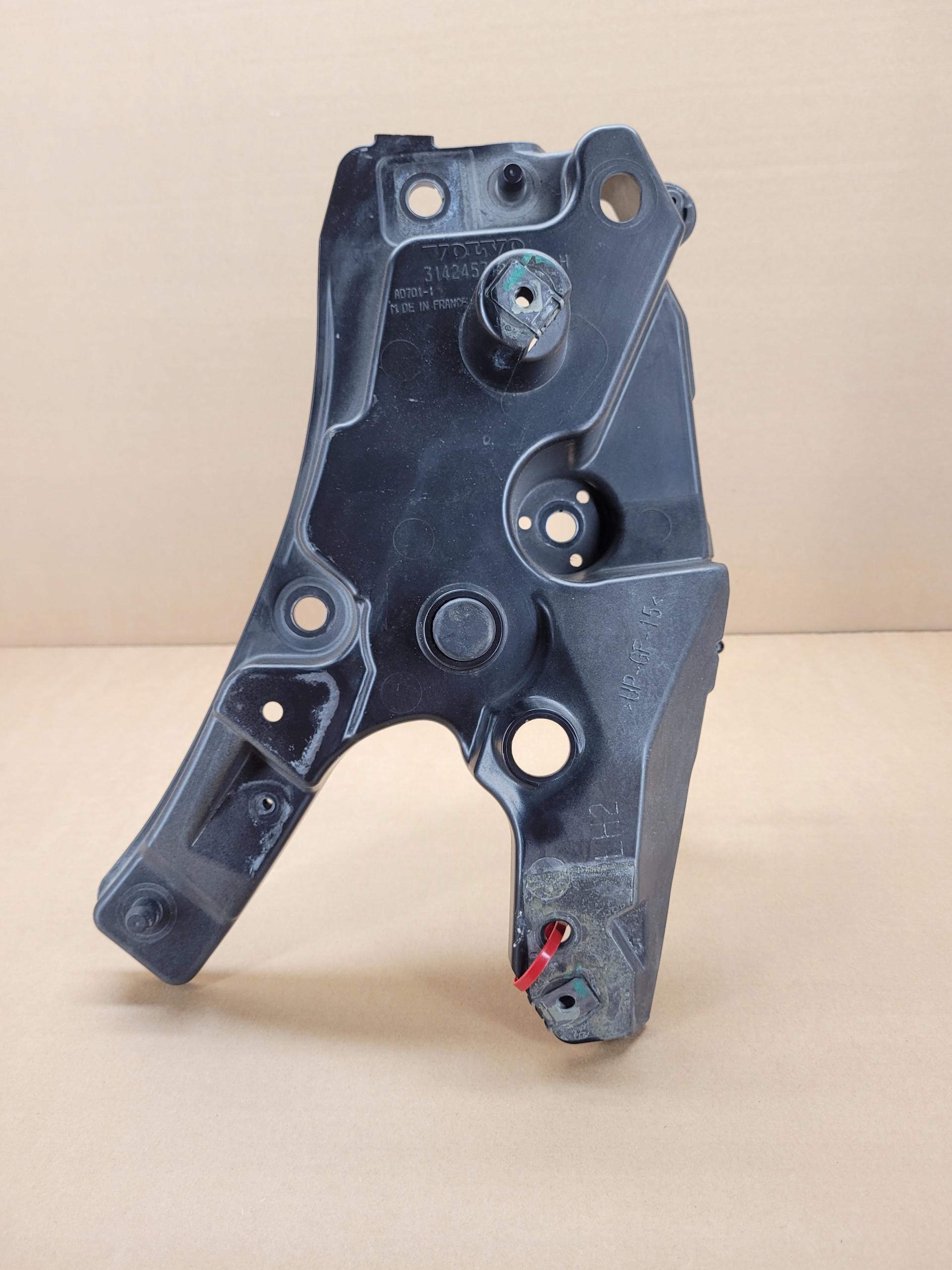 XC67174 31424578 - ЛІВЕ КРІПЛЕННЯ БРИЗГОВИКИ VOLVO XC60 II 717