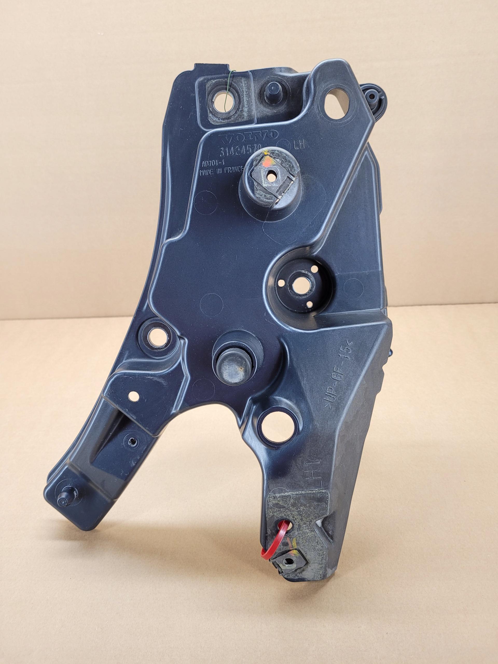 XC67234 31424578 - ЛІВЕ КРІПЛЕННЯ БРИЗГОВИКИ VOLVO XC60 II 723